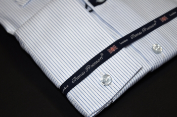 Стильная модная приталенная мужская сорочка (рубашка) Thomas Brennett в 
полоску голубого цвета купить оптом и в розницу в наличии со склада в Москве 
интернет-магазин